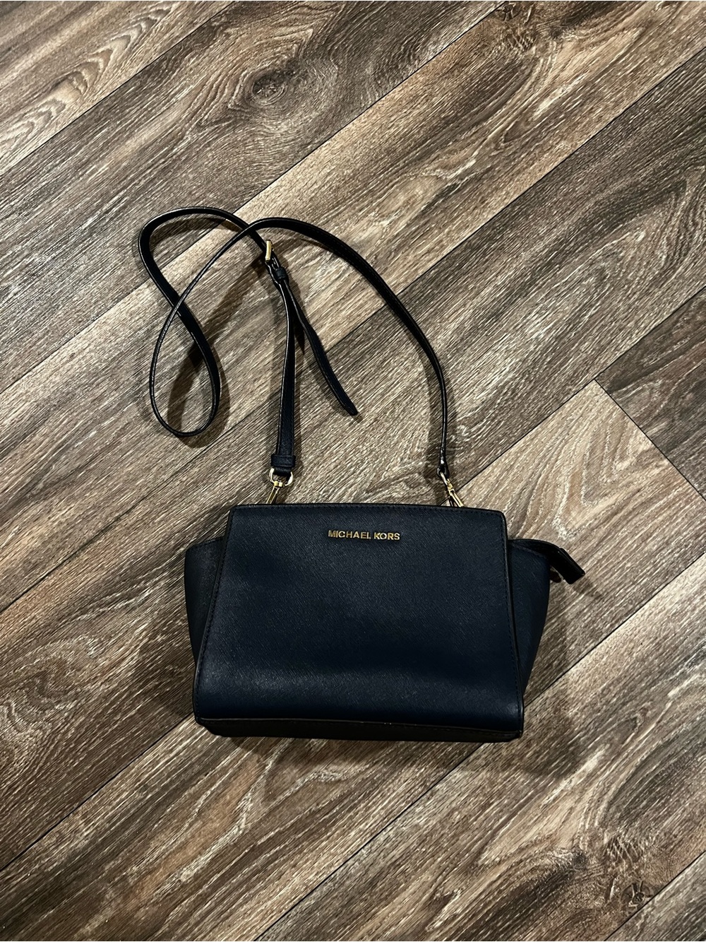 Michael Kors Selma Medium Navy Messenger Crossbody bag